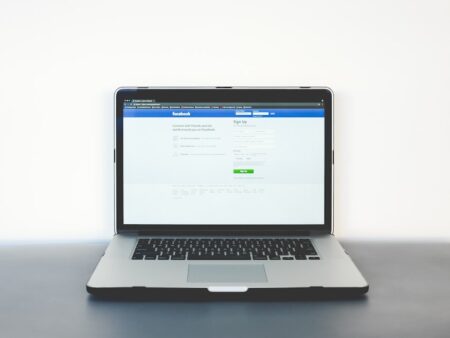 UK Social Media Ban for Minors Raises Privacy Concerns
